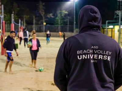 Anche a Bari il �beach� si sta ritagliando molto spazio ed oggi si pu� parlare di una vera e propria passione: da qualche anno esiste anche un�associazione sportiva che pratica lo sport a livello agonistico nei campionati nazionali, la Beach Volley Universe Bari